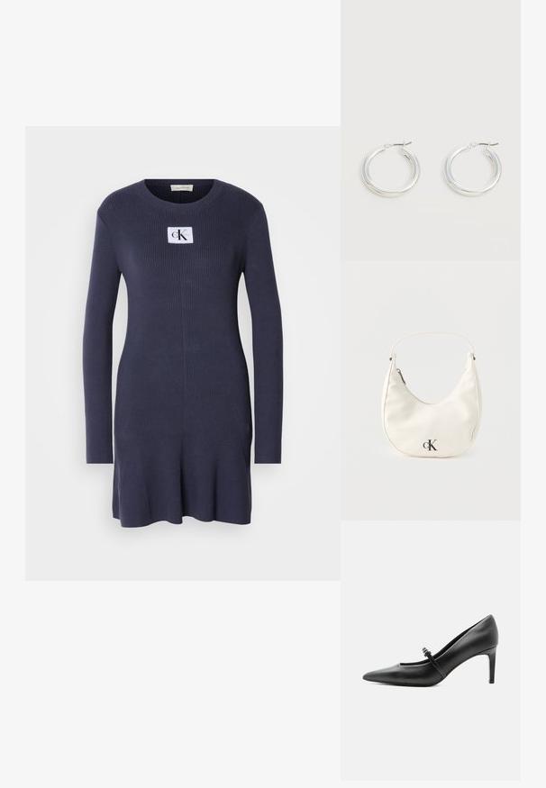 Marineblauw ribgebreid jurkje met lange mouwen en een uitlopende zoom. Heeft een witte patch met het logo "CK" op de borst. Zachte textuur.; Zwarte leren pumps met puntige neus, dunne riem en gesp over de wreef, staand op een neutrale lichte achtergrond.; Kleine witte handtas in de vorm van een halve maan met een kort hengsel, ritssluiting en zwart "cK" logo aan de voorkant.; Een paar middelgrote glanzende zilveren oorringen met dunne metalen sluitingen op een lichte neutrale achtergrond.