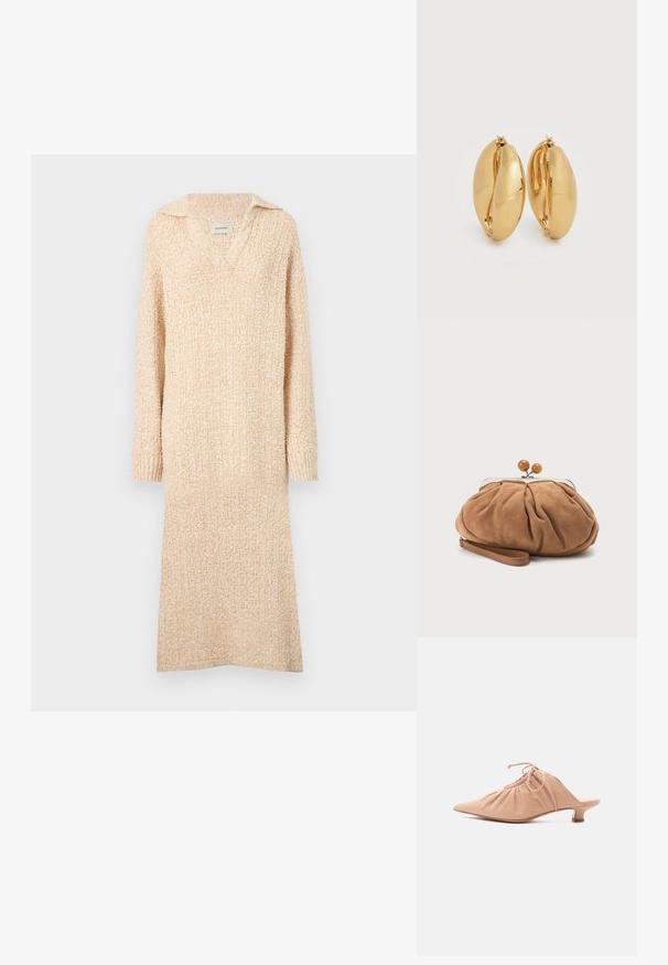 Robe en tricot beige avec un col en V et un col, des manches longues et des poignets côtelés. Texture douce avec un motif légèrement texturé sur l'ensemble.; Mule pour femme en cuir beige avec bout pointu, dessus froncé, lien de serrage et petit talon kitten, sur fond blanc.; Pochette en daim marron doux avec armature métallique, fermoir rond et lanière de poignet attachée sur un fond clair uni.; Paire de boucles d'oreilles épaisses en forme de créoles, effet or poli, avec un design légèrement ovale et massif, dotées de fermoirs à charnière sur fond blanc.