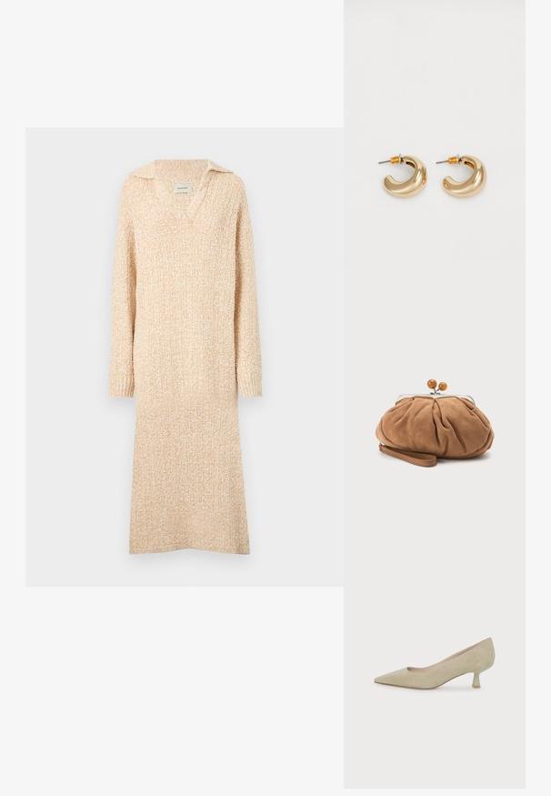 Beige gebreide jurk met een V-hals en kraag, lange mouwen en geribde manchetten. Zachte textuur met een licht gestructureerd patroon over het geheel.; Beige suède pump met puntige neus, lage hak en een slanke hak van gemiddelde hoogte op een effen witte achtergrond.; Kleine zachte bruine suède clutch met geplooide stof, metalen sluiting, houten kraalaccenten en polsriem op een witte achtergrond.; Twee glanzende gouden hoepel oorbellen in een gebogen ontwerp, met oranje accenten bij de oorpost, tegen een eenvoudige witte achtergrond.