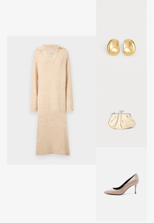 Strikket beige kjole med V-hals og krave, lange ærmer og ribbede manchetter. Blød tekstur med et let struktureret mønster gennemgående.; Beige laklæder peep-toe højhælet sko med smal stilet-hæl og sort inderfor på hvid baggrund.; Plisseret beige læderclutch med en sølvmetalramme, der har to runde dekorative låse og en sølvkædetrasporte.; Guldfarvede stud øreringe med en glat, rund form og en reflekterende overflade, der fremhæver et minimalistisk design uden synlige mønstre.
