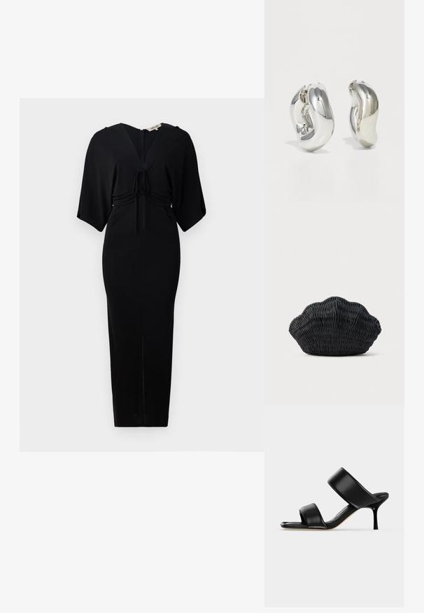 Schwarzes Kleid mit kurzen Kimono-Ärmeln, Bindeband in der Taille und einem Reißverschluss auf der Rückseite. Figurbetontes Design mit einem knielangen Saum. Glatte Textur.; Schwarze Leder-Mule-Sandale mit zwei breiten Riemen und einem schlanken, mittelhohen Stilettoabsatz auf einem schlichten hellen Hintergrund.; Schwarze Korbtasche in Muschelform mit gebogenem Oberteil und gewebter Textur auf einfarbigem Hintergrund.; Silberne skulpturale Ohrringe mit glatten, geschwungenen Formen und reflektierenden Oberflächen. Sie verfügen über ein geschlossenes Ringdesign und eine ausgeprägte organische Form.