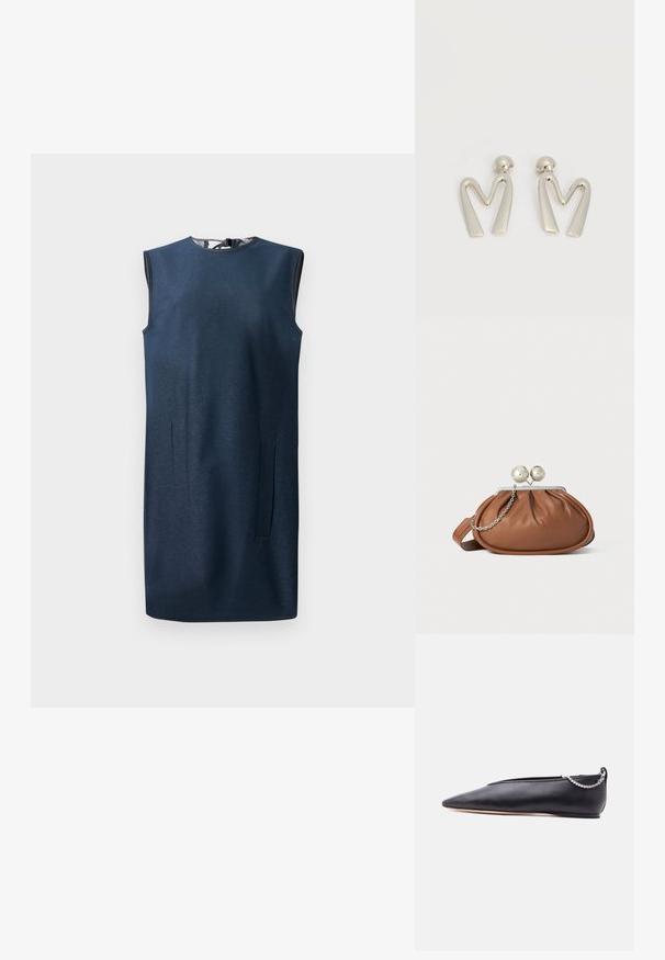 Navyblaue ärmellose Kleid aus einem glatten Stoff, mit Rundhalsausschnitt, leichter A-Linie und versteckten Seitentaschen.; Schwarzer, spitzer flacher Schuh aus Leder mit niedrigem Absatz und silberner Kettendetail am Hinterteil vor neutralem Hintergrund.; Braune Leder-Clutch mit silbernem Kugelverschluss und einem kleinen silbernen Kettendetail auf weißem Hintergrund.; Paar silberfarbene Metallohrringe in Form des kantigen Buchstabens M mit abgerundeten Stegen auf weißem Hintergrund.