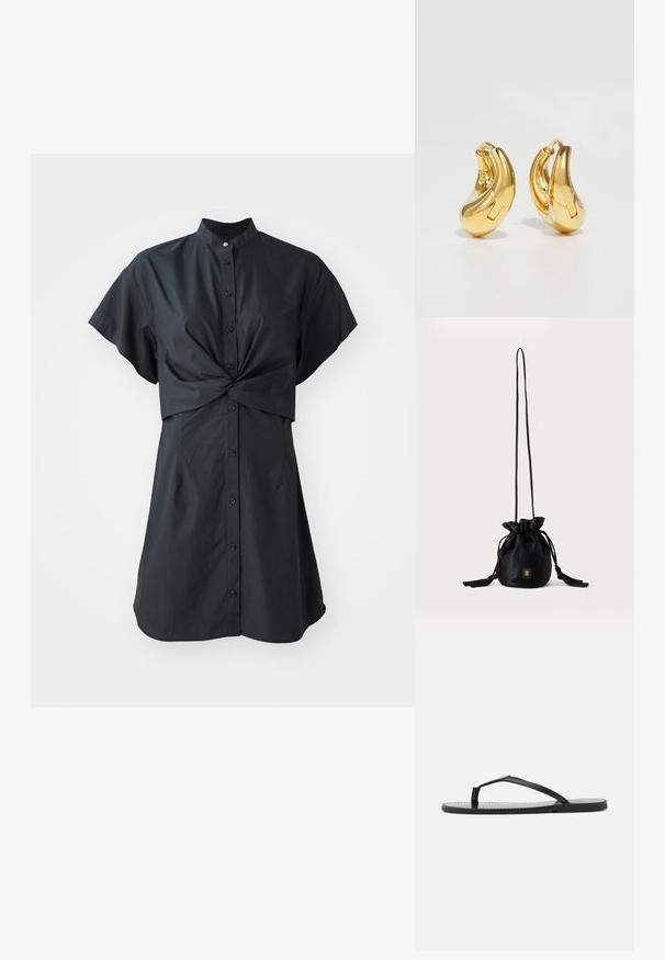 Sort kjole med korte ærmer og krave, har en front twist detalje og knaplukning, lavet af en glat, letvægts stof.; Sorte flip-flops med minimalistisk design, der har tynde stropper og en flad sål. Materialet ser ud til at være plast med en glat overflade.; Sort snørelukket bucket-taske med lang tynd rem og lille gyldent firkantet logo foran, vist mod en ensfarvet baggrund.; Guldringeøreringe med en glat, buet form og poleret overflade. Udstyret med en lukkeanordning og lette fordybninger for detaljer.