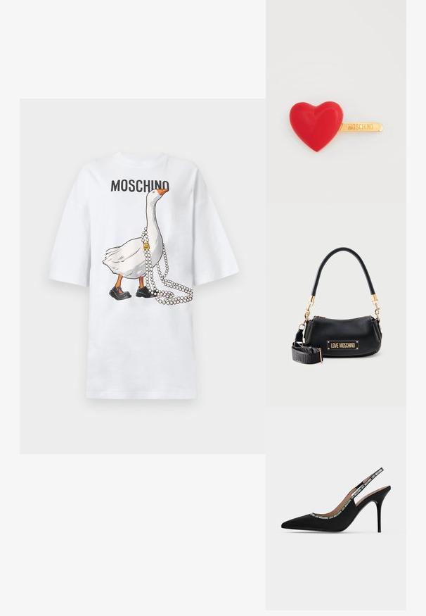 Λευκό βαμβακερό φαρδύ t-shirt με ένα κινουμένων σχεδίων χήνα που φοράει μαύρα παπούτσια και κολιέ με πέρλες, με το κείμενο «Moschino» από πάνω.; Μαύρο γυναικείο παπούτσι με ανοιχτή φτέρνα, λεπτό στιλέτο τακούνι και μυτερή μύτη, με το κείμενο "LOVE MOSCHINO" στο λουράκι και την άκρη.; Μαύρη τσάντα Moschino με χρυσά μεταλλικά μέρη, αποσπώμενο ιμάντα ώμου με λογότυπο και καμπύλη λαβή σε απλό φωτεινό φόντο.; Κόκκινη καρδιά σε σχήμα τσιμπιδάκι για τα μαλλιά με γυαλιστερό φινίρισμα, που διαθέτει μεταλλικό κλιπ με χρυσό τόνο και χαραγμένη επιγραφή "Moschino". Υφή στην επιφάνεια και λείες άκρες.