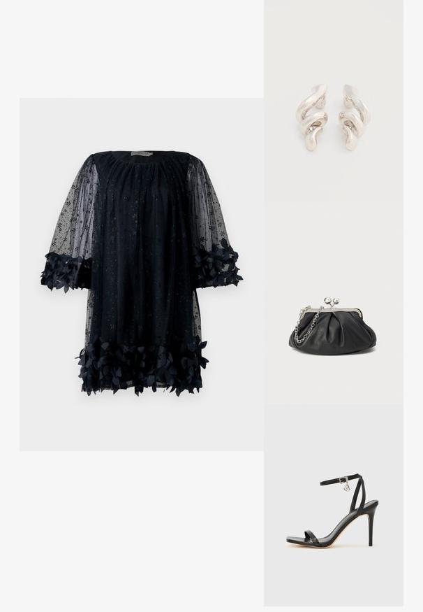 Robe bleu marine en matériau transparent avec des motifs d'étoiles ; dotée de manches bouffantes élégantes et d'une bordure florale froncée à l'ourlet.; Sandale à talon haut noire avec une bride étroite à la cheville, bout carré, cuir lisse et accent de boucle métallique.; Porte-monnaie en cuir noir avec texture froncée, cadre en métal argenté, fermeture à verrouillage kiss-lock et bandoulière en chaîne. Surface lisse et douce.; Boucles d'oreilles clips en métal argenté torsadé avec une finition lisse et brillante, présentant un design moderne et abstrait en spirale.