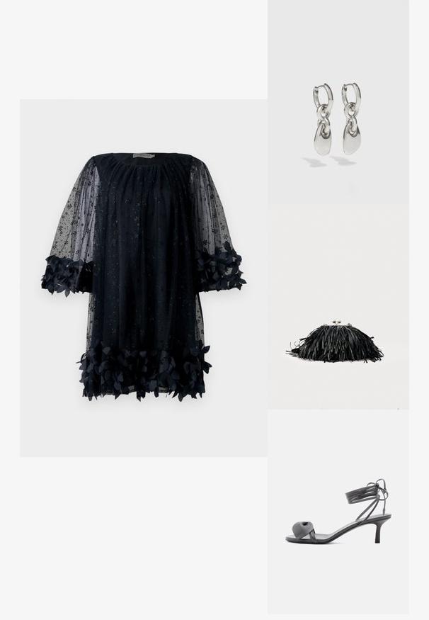 Robe bleu marine en matériau transparent avec des motifs d'étoiles ; dotée de manches bouffantes élégantes et d'une bordure florale froncée à l'ourlet.; Sandale à talon en cuir gris avec une bride nouée sur les orteils et des lacets enroulants autour de la cheville, sur un talon moyen et fin, sur fond blanc.; Pochette noire à franges avec fermoir argenté et chaîne, sur un fond clair uni.; Boucles d'oreilles en argent avec des maillons ovales allongés, présentant une finition polie et un pendentif tombant texturé. Design simple avec des bords lisses.