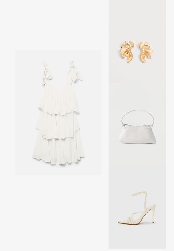 Weißes ärmelloses Stufenkleid mit Rüschenschichten und Bindeträgern auf einfarbigem Hintergrund.; Beige Sandaletten mit hohem Absatz und spitzer Schuhspitze, ausgestattet mit drei vorderen Riemen und einem dünnen Knöchelriemen mit Schnalle. Glatte Textur, minimalistisches Design.; Weiße gewebte Lederhandtasche mit abgerundetem Griff und verknoteten Riemenenden, vor schlichtem Hintergrund präsentiert.; Paar abstrakt geformte glänzende goldene Metallohrringe mit gebogenem, gerafftem Design auf hellgrauem Hintergrund.