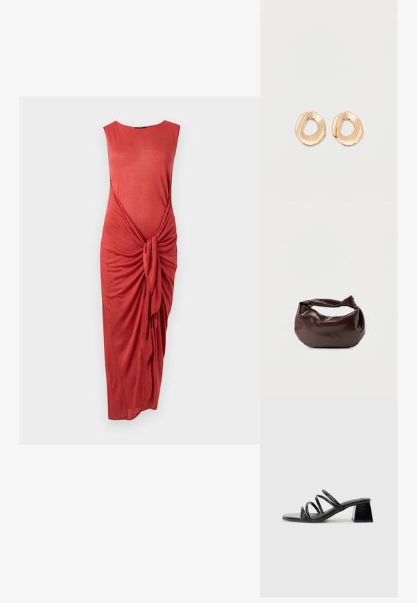 Vestido midi sin mangas de color coral con detalle de lazo en la parte delantera y escote redondo sobre un fondo blanco liso.; Sandalia de tacón negro con punta cuadrada, que presenta tres correas retorcidas en la parte superior y un tacón cuadrado grueso. Material suave y brillante.; Bolso de hombro de cuero marrón oscuro con una forma suave y caída, y un asa con nudo torcido sobre un fondo blanco liso.; Par de pendientes de aro de metal en tono dorado pulido, de forma irregular y con centro abierto, sobre un fondo blanco liso.