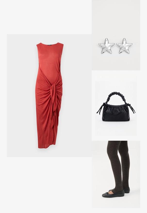 Robe midi sans manches corail avec détail de lien froncé à l'avant et col ras du cou sur fond blanc uni.; Jambes portant des leggings côtelés foncés associés à des ballerines noires avec de petits détails en nœud sur fond blanc.; Sac à main noir avec texture crocodile, bord supérieur froncé, poignée plissée et pompons à cordon de chaque côté sur fond blanc.; Boucles d'oreilles argentées en forme d'étoile, avec une surface lisse et brillante. Chaque boucle d'oreille possède cinq pointes et des détails subtils de texture de surface.
