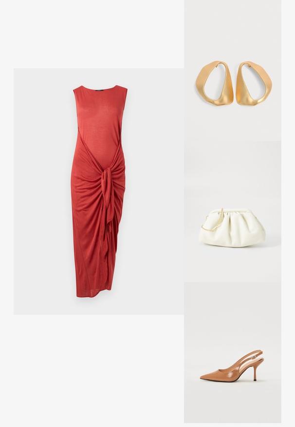 Mouwloze koraalkleurige midi-jurk met geplooide voorkant en knoopdetail, en een ronde halslijn op een witte achtergrond.; Puntige slingback hak in een glad, glanzend beige materiaal. Bevat een gebogen uitsnijdontwerp en een slanke stiletto hak. Zilveren gesp detail.; Witte leren handtas met een geassembleerd ontwerp, voorzien van een gouden kettingband en een ronde vorm. Gladde textuur met zachte plooien en geen patronen.; Een paar onregelmatige, asymmetrische gouden oorringen met een gladde, matte afwerking op een neutrale achtergrond.