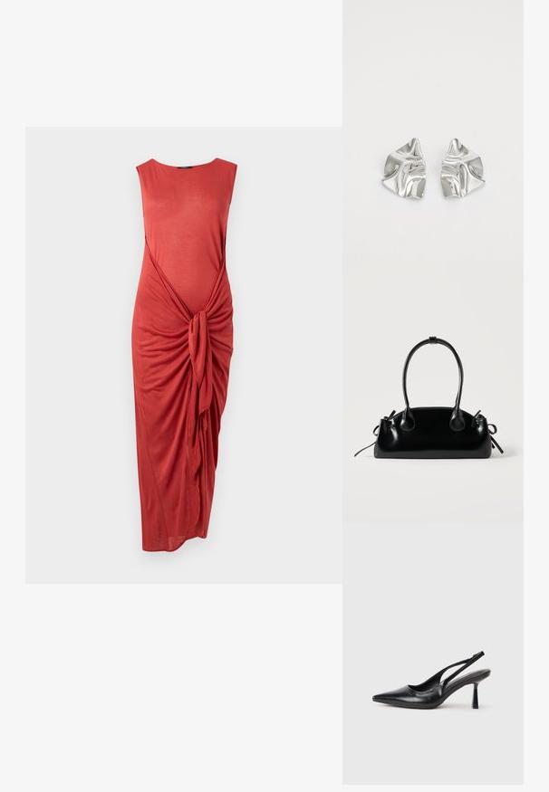 Mouwloze koraalkleurige midi-jurk met geplooide voorkant en knoopdetail, en een ronde halslijn op een witte achtergrond.; Zwarte leren slingback hoge hak schoenen met puntige neus en slanke hak op een witte achtergrond.; Kleine zwarte glanzende handtas met twee lange hengsels en zijkant trekkoord details op een effen lichte achtergrond.; Zilveren metalen oorbellen met een golvend, sculpturaal ontwerp, voorzien van een gepolijste afwerking en onregelmatige vormen, die een hedendaagse esthetiek benadrukken.