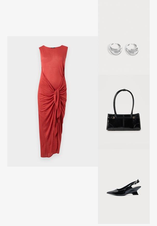 Ærmeløs koral midi kjole med samlet front med knude detaljer og bådudskæring på ensfarvet hvid baggrund.; Sort laklæder slingback sko med spids tå og lav vinklet blokhæl på ensartet lys baggrund.; Glansfuld sort rektangulær håndtaske med to tynde skulderremme og små guldbeslag foran.; Par polerede sølv hoops øreringe med lagdelt, buet stangdesign på en ensartet lys baggrund.