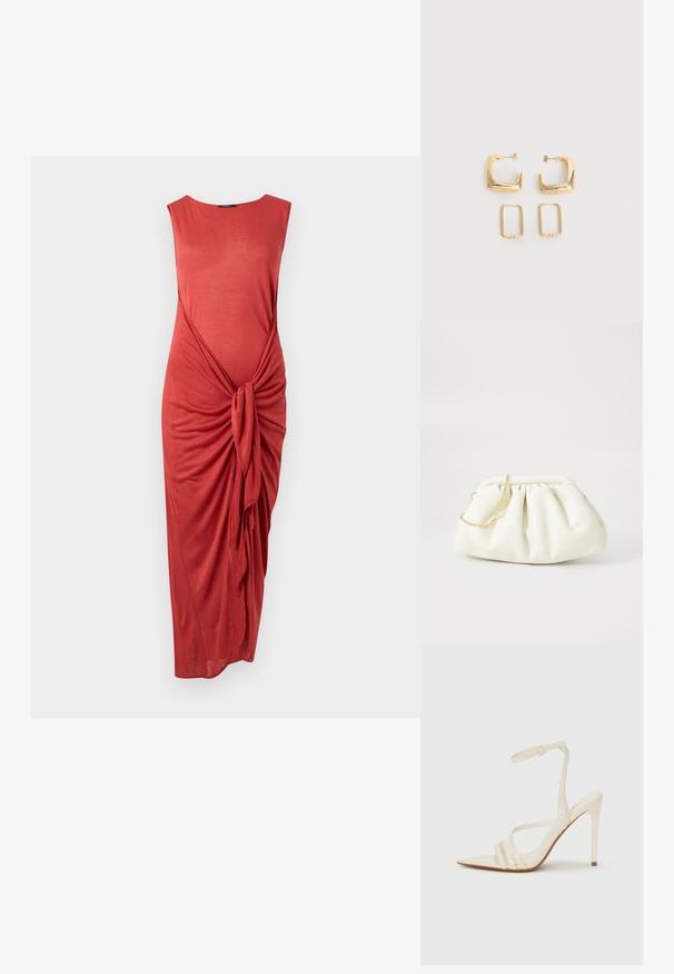 Vestido midi sin mangas de color coral con detalle de lazo en la parte delantera y escote redondo sobre un fondo blanco liso.; Sandalias de tacón alto beige con punta estrecha, que cuentan con tres tiras frontales y una tira delgada en el tobillo con hebilla. Textura lisa, diseño minimalista.; Bolso de mano de cuero blanco con un diseño recogido, cuenta con una cadena dorada y forma redondeada. Textura suave con pliegues suaves y sin patrones.; Dos pares de pendientes de aro geométricos en tono dorado sobre una superficie blanca lisa, un par cuadrados y sólidos, un par rectangulares y huecos.