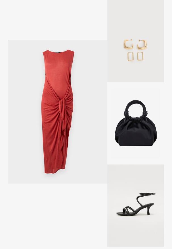 Ærmeløs koral midi kjole med samlet front med knude detaljer og bådudskæring på ensfarvet hvid baggrund.; Even&Odd Wide Fit by Zalando Sandaler - black; Sort blød stofhåndtaske med samlet top og cirkulære polstrede håndtag bundet med knuder på hver side.; To par guldfarvede geometriske hoop-øreringe på en ensfarvet hvid overflade, et par firkantede og solide, et par rektangulære og hule.