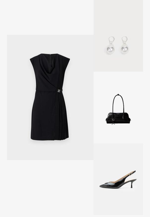 Schwarzes Kleid mit einem Cowl-Ausschnitt, kurzen Ärmeln und plissierten Details. Verfügt über eine schmale Taille mit einem metallischen Schnallenakzent und einem Reißverschluss auf der Rückseite.; Schwarzer Pumps mit Riemchen aus Lackleder, spitz zulaufender Zehenpartie, kleinem Kitten-Heel und silberner Schnalle auf weißem Hintergrund.; Schwarze Umhängetasche aus krokodilstrukturiertem Leder mit langen Riemen und einem kleinen silbernen Logocharm an einem Riemen.; Silberne Tropfenohrringe mit glatten, runden, reflektierenden Oberflächen, die an Hakenverschlüssen hängen. Der Hintergrund ist reinweiß.