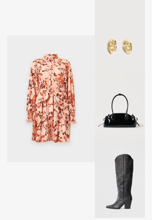 Robe longue à manches longues rose clair avec imprimé floral orange, col et poignets à volants, fermeture boutonnée devant, et ceinture en tissu à nouer à la taille.; Bottes noires en cuir, montant jusqu'au genou, avec un bout pointu et un talon épais. Le design présente une texture lisse et des lignes minimalistes.; Petit sac à main noir brillant avec deux longues anses et des détails à cordon sur les côtés sur un fond clair uni.; Paire de boucles d'oreilles en métal doré brillant, de forme irrégulière, avec une surface froissée et lisse sur un fond clair uni.