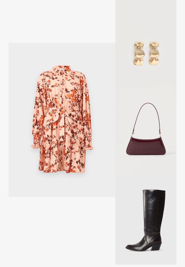 Robe longue à manches longues rose clair avec imprimé floral orange, col et poignets à volants, fermeture boutonnée devant, et ceinture en tissu à nouer à la taille.; Botte en cuir brun foncé, à hauteur de genou, avec un bout pointu, un talon bloc angulaire et une texture lisse et brillante. Présente un design épuré et des détails de couture.; Sac à main brillant bordeaux foncé avec une anse fine unique et une forme trapézoïdale élégante sur un fond clair uni.; Boucles d’oreilles pendantes ton or avec trois segments irréguliers, lisses et arrondis empilés verticalement sur un fond clair uni.