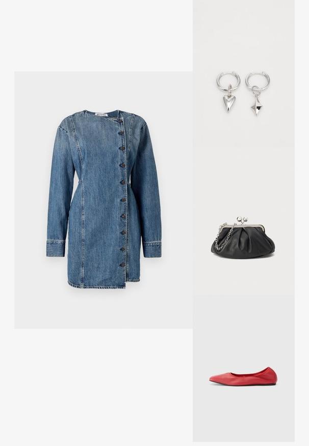 Denimkjole med lange ærmer, høj krave og asymmetrisk knaplukning. Har en mellem blå vask, let tekstur og tætsiddende pasform.; Filippa K REY FLATS - Ballerinasko - bright red; Sort læder clutch med samlet tekstur, sølvfarvet metalramme, kys-lås lukning og kædestrop. Glat, blød overflade.; Sølv hoop øreringe med et hjerte og en diamantformet vedhæng. Glat tekstur med en poleret finish.