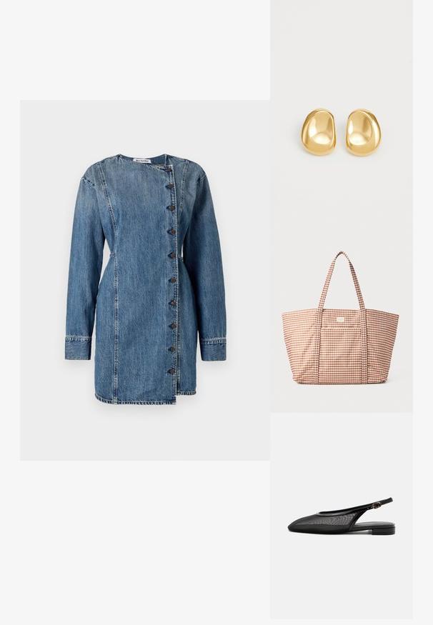 Robe en denim à manches longues, col montant et fermeture à boutons asymétrique. Caractéristiques : délavage bleu moyen, légère texture et coupe ajustée.; Chaussure plate noire à bride arrière, bout pointu, tige en mesh, bride à boucle réglable et petit talon empilé sur fond blanc.; Sac fourre-tout à motif vichy dans les tons bruns, avec un grand compartiment central, deux poignées et une poche frontale avec étiquette.; Boucles d'oreilles en forme de clou de couleur or, avec une forme lisse et arrondie et une surface réfléchissante, mettant en avant un design minimaliste sans motifs visibles.