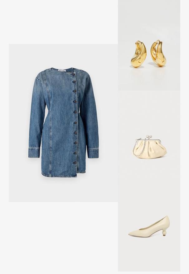Robe en denim à manches longues, col montant et fermeture à boutons asymétrique. Caractéristiques : délavage bleu moyen, légère texture et coupe ajustée.; Chaussure femme couleur crème à bout pointu avec un petit talon rond en forme de boule, sur fond uni.; Pochette en cuir beige plissé avec un cadre en métal argenté, dotée de deux fermoirs ronds décoratifs et d'une chaîne en argent.; Boucles d'oreilles en or en forme de d'anneaux lisses et courbés avec une finition polie. Équipées d'un mécanisme de fermeture et de légères indentations pour le détail.