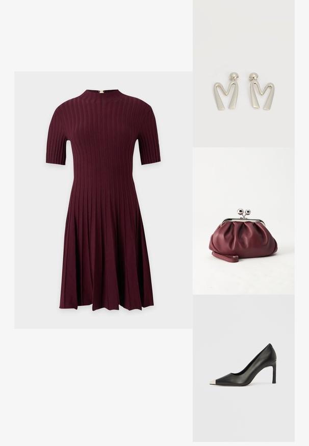 Robe bordeaux mi-longue à manches courtes avec motif en maille côtelée verticale et col montant sur fond uni.; Chaussure à talon haut en cuir noir avec bout pointu et capuchon argenté métallique. Présente une finition lisse et un talon fin de 10 cm.; Petit sac pochette en cuir bordeaux avec fermoir métallique argenté et bracelet sur fond blanc.; Paire de boucles d'oreilles en métal argenté en forme de lettre M angulaire avec des tiges arrondies sur fond blanc.