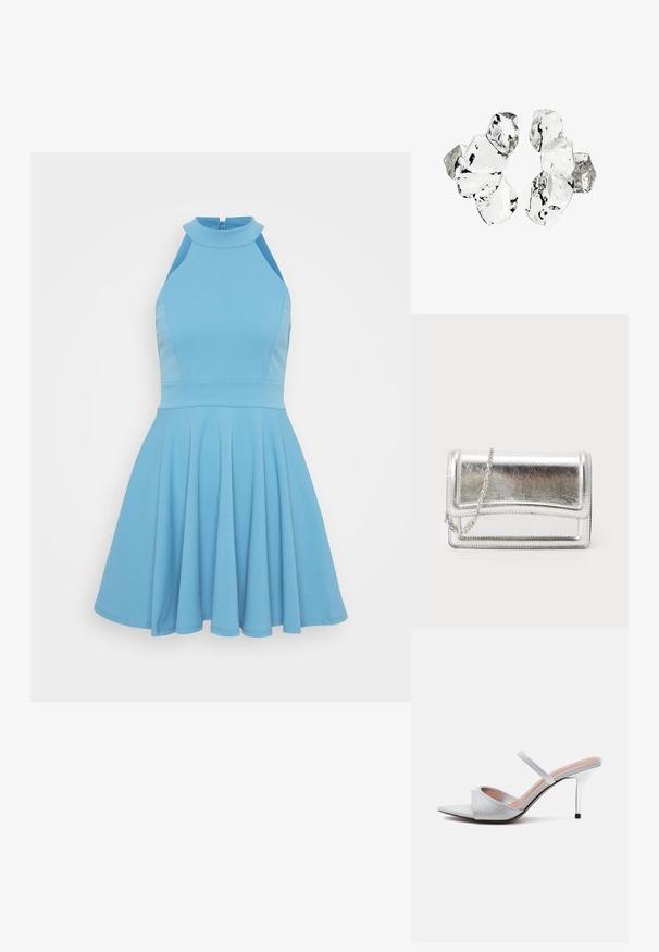 Himmelblaues ärmelloses Kleid mit hohem Ausschnitt, tailliertem Oberteil und weitem Rock. Hergestellt aus glattem Stoff mit einem plissierten Design.; Silberner High-Heel-Mule mit spitz zulaufender Spitze, glitzerndem breitem Riemen über den Zehen und dünnem Riemen über dem Fuß, auf weißem Hintergrund.; Silberne metallische Clutch-Tasche mit glatter Textur, Klappenverschluss und Kettenriemen. Verfügt über ein strukturiertes rechteckiges Design und gestickte Akzente.; Cluster von sechs unregelmäßig geformten, transluzenten und reflektierenden glasähnlichen Stücken, angeordnet auf weißem Hintergrund.