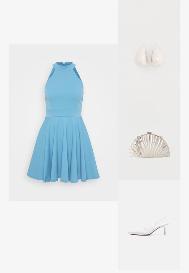 Himmelblaues ärmelloses Kleid mit hohem Ausschnitt, tailliertem Oberteil und weitem Rock. Hergestellt aus glattem Stoff mit einem plissierten Design.; Damen-Slingback-Schuh aus weißem Leder mit spitzer Spitze, niedrigem Kitten-Heel und kleiner dekorativer Schleife oben, seitlich dargestellt.; Metallische silberne Clutch in Muschelform mit einer silbernen Kettenriemen, der seitlich drapiert ist.; Silberne Metall-Ohrringe in Tropfenform mit einer glatten, reflektierenden Oberfläche, die ein nahtloses Design und keine sichtbaren Verzierungen aufweisen.