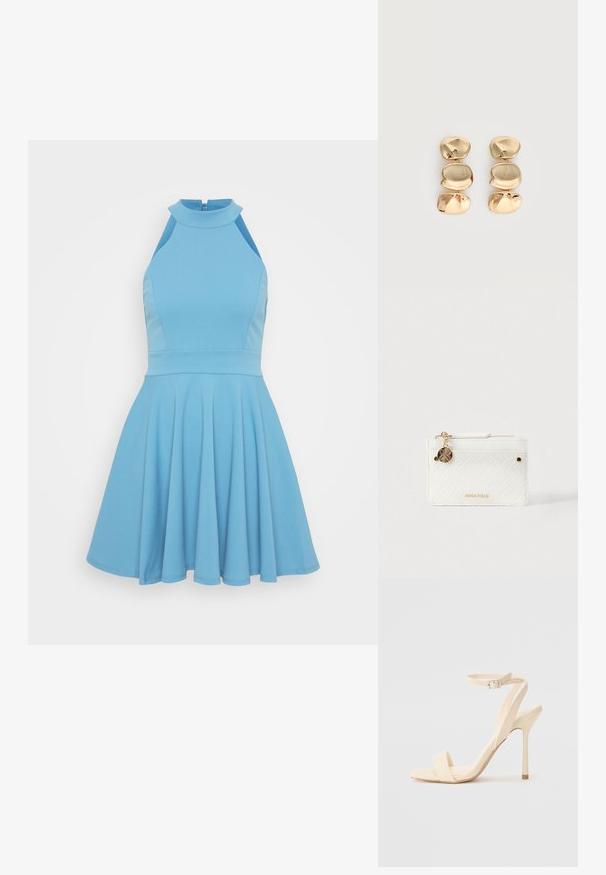 Himmelblaues ärmelloses Kleid mit hohem Ausschnitt, tailliertem Oberteil und weitem Rock. Hergestellt aus glattem Stoff mit einem plissierten Design.; Beige High Heel Sandale mit einem schmalen Knöchelriemen und quadratförmiger Zehenpartie. Glattes synthetisches Material, minimalistisches Design und Pfennigabsatz.; Ohrhänger in Goldoptik mit drei unregelmäßigen, glatten, abgerundeten Segmenten, die vertikal auf einem schlichten, hellen Hintergrund gestapelt sind.; Weißer, strukturierter Kartenhalter mit Reißverschluss, versehen mit einem goldenen Anhänger und Logo. Das Design umfasst ein gesteppte Muster und kleine Ziernieten.