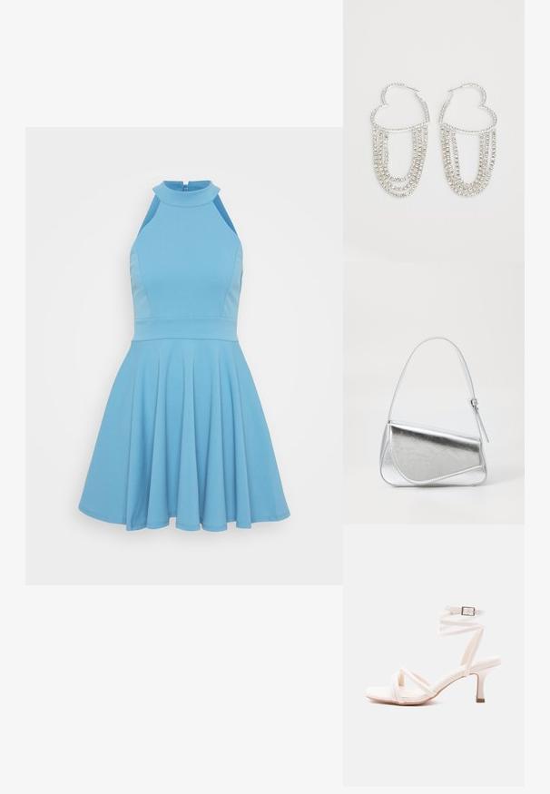 Himmelblaues ärmelloses Kleid mit hohem Ausschnitt, tailliertem Oberteil und weitem Rock. Hergestellt aus glattem Stoff mit einem plissierten Design.; Weiße Sandale mit Absatz, vorne mit Riemchen, einem um den Knöchel wickelbaren Riemen mit Schnalle und einem schlanken, mittelhohen Absatz vor schlichtem Hintergrund.; Silberfarbene metallische Handtasche mit dreieckiger Form, glatter Textur und einem dünnen, verstellbaren Schultergurt. Sie verfügt über ein umklappbares Design mit Nähten.; Silberne Creolen in Herzform, verziert mit herabhängenden Strängen aus klaren Strasssteinen für zusätzlichen Glanz und Textur.