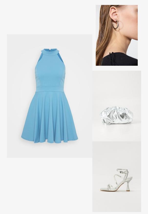 Himmelblaues ärmelloses Kleid mit hohem Ausschnitt, tailliertem Oberteil und weitem Rock. Hergestellt aus glattem Stoff mit einem plissierten Design.; Silberne High-Heel-Sandale mit mehreren überkreuzten Riemen, einem geschnallten Knöchelriemen und einem skulpturierten Absatz, mit einem glänzenden metallischen Finish.; Metallisch silberne Clutch-Tasche mit einem weichen, gerafften Körper und einem dünnen Schultergurt. Sie verfügt über eine glatte, glänzende Textur und eine abgerundete Form.; Silberne Creolen mit polierter Oberfläche, die kleine goldene Akzentdetails und eine runde Form aufweisen, am Ohrläppchen getragen.