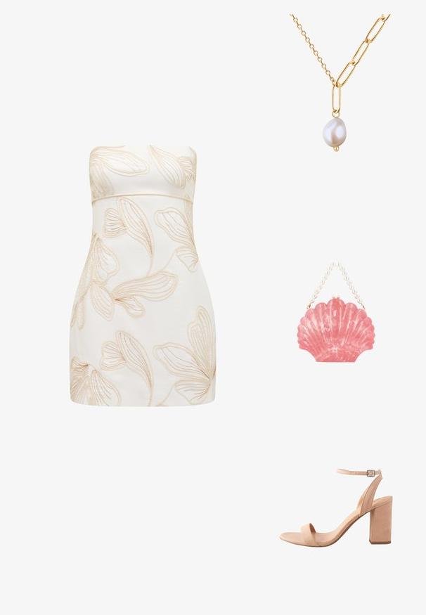 Strapless kjole i creme med præget blomsterdesign i lys beige. Tætsiddende design, glat tekstur, knælængde klip, og ingen synlige lukninger.; Blokhælede sandaler i blød beige ruskind, med en bred frontrem, ankelrem med en metalspænde og glatte, buede linjer.; Lyserød gennemsigtig clutch formet som en muslingeskal med håndtag af perle og perlelås.; Guld kæde med forlængerede led og en enkelt uregelmæssig perlecharme, der viser en glat, skinnende overflade og naturlig tekstur.