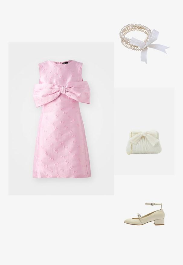 Vestido rosa sin mangas con una tela texturizada, que presenta un gran lazo en la parte frontal y un patrón floral grabado en todo el vestido.; Zapato de cuero blanco con tacón cuadrado, punta redondeada, correa en el tobillo y hebilla decorativa. Textura suave y diseño sencillo.; Bolso de mano plisado blanco con un destacado detalle de lazo y una correa de cadena dorada. Textura suave con un diseño fruncido en la parte frontal.; Pulsera de perlas blancas con múltiples hilos, que presenta perlas de diferentes tamaños. Atada con un lazo de cinta blanca transparente.
