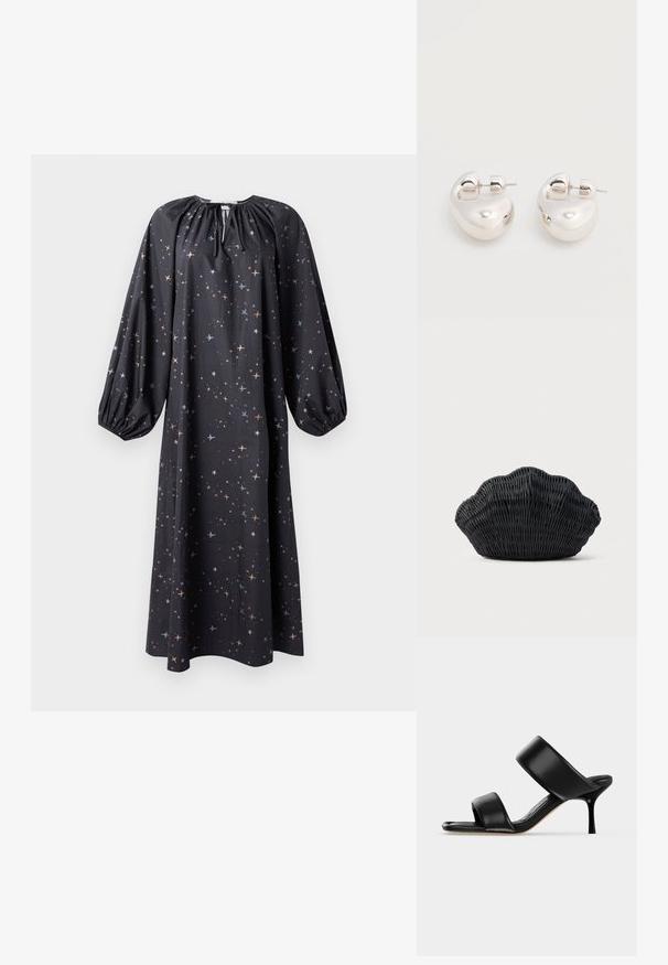 Robe noire longue avec un décolleté froncé, des manches bouffantes et un motif d'étoiles dans des teintes orange et bleu. Fabriquée en tissu léger.; Sandale mule en cuir noir avec deux larges brides et un talon stiletto fin de hauteur moyenne sur un fond clair uni.; Sac à main en osier noir en forme de coquille Saint-Jacques avec un dessus courbé et une texture tressée sur un fond uni.; Paire de boucles d'oreilles argentées brillantes et épaisses avec fermoirs à tige, sur fond blanc uni.