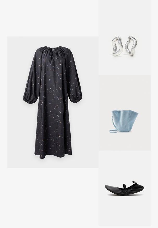 Robe noire longue avec un décolleté froncé, des manches bouffantes et un motif d'étoiles dans des teintes orange et bleu. Fabriquée en tissu léger.; Ballerine plate en cuir noir plié avec une seule bride et une boucle argentée sur un fond clair uni.; Sac seau en tissu bleu clair avec longue bandoulière, grande ouverture supérieure et coutures verticales cousues, sur fond blanc uni.; Boucles d'oreilles créoles argentées avec un design torsadé. Bords arrondis et finition brillante. Fermoirs ouverts pour un port facile. Texture lisse sur toute la surface.