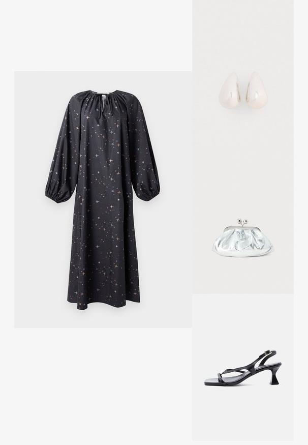 Robe noire longue avec un décolleté froncé, des manches bouffantes et un motif d'étoiles dans des teintes orange et bleu. Fabriquée en tissu léger.; Sandale femme en cuir noir avec fines lanières, bout carré, boucle de cheville réglable et talon mi-hauteur évasé.; Petit sac pochette métallique argenté avec un design arrondi et froncé, fermeture à clip avec deux boules argentées.; Boucles d'oreilles en métal argenté en forme de goutte, avec une surface lisse et réfléchissante, présentant un design sans couture et sans embellissements visibles.