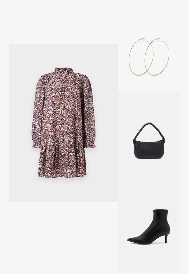 Vestido con estampado de leopardo, cuello tipo camisa, frente abotonado, mangas largas abullonadas y un dobladillo con volantes en capas. Confeccionado en una tela ligera de color rosa y azul marino.; Botas negras hasta el tobillo hechas de cuero liso con punta afilada y un tacón corto y delgado. Presentan un diseño sin costuras y sutiles acentos de costura.; Bolso negro de forma redondeada, hecho de material liso. Presenta un asa trenzada y un cierre de cremallera para un almacenamiento seguro.; Pilgrim Pendientes - gold-coloured