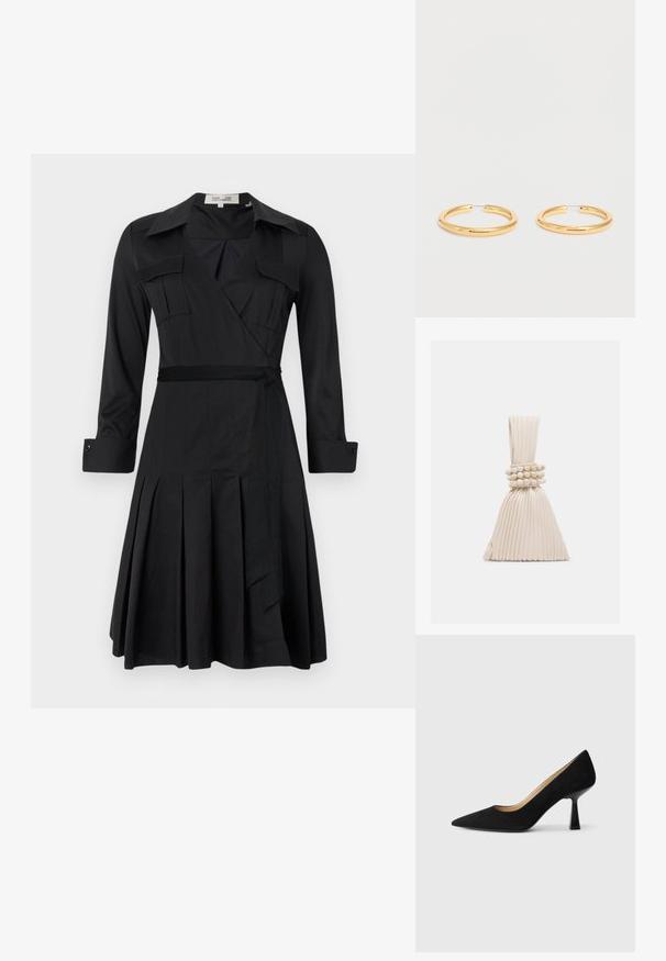 Schwarzes Wickelkleid mit langen Ärmeln, Kragen, zwei Brusttaschen und Taillengurt. Mit einem gelegten Rock für zusätzlichen Textur und Bewegung.; Schwarze Wildleder-Pumps mit hohem Absatz und spitzer Zehenform, ausgestattet mit einem glänzenden schwarzen Blockabsatz und einem glatten Innenfutter.; Kleine beigen Faltentasche mit einem verknoteten Griff und drei runden Perlenarmbändern, die um die Mitte gewickelt sind.; Paar mittelgroße polierte goldene Creolen mit dünnen Drahtverschlüssen vor schlicht weißem Hintergrund.