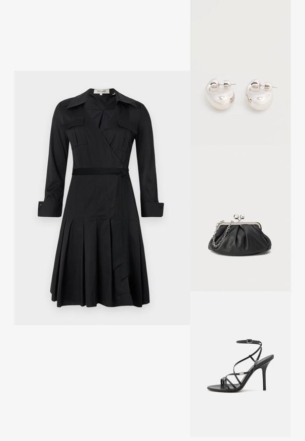 Vestido negro de wrap con mangas largas, cuello, dos bolsillos en el pecho y un cinturón en la cintura. Presenta una falda plisada que añade textura y movimiento.; Sándalo negro de tacón alto con tiras finas, hebilla en el tobillo, superficie de cuero suave y tacón de aguja esbelto.; Clutch de cuero negro con textura arrugada, marco de metal en tono plateado, cierre de beso y cadena para colgar. Superficie suave y lisa.; Par de pendientes llamativos de aro grueso plateado brillante con cierre de poste sobre un fondo blanco liso.