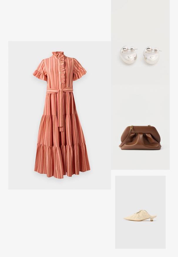 Robe midi rayée en rose et beige, avec un col à volants, des manches courtes, un devant boutonné et une taille ceinturée avec une jupe à volants.; Chaussure en cuir couleur crème à enfiler avec un bout pointu, des détails froncés à l'avant et un petit talon carré.; Pochette en cuir marron avec design froncé, quincaillerie dorée et bracelet amovible, sur fond blanc.; Paire de boucles d'oreilles argentées brillantes et épaisses avec fermoirs à tige, sur fond blanc uni.