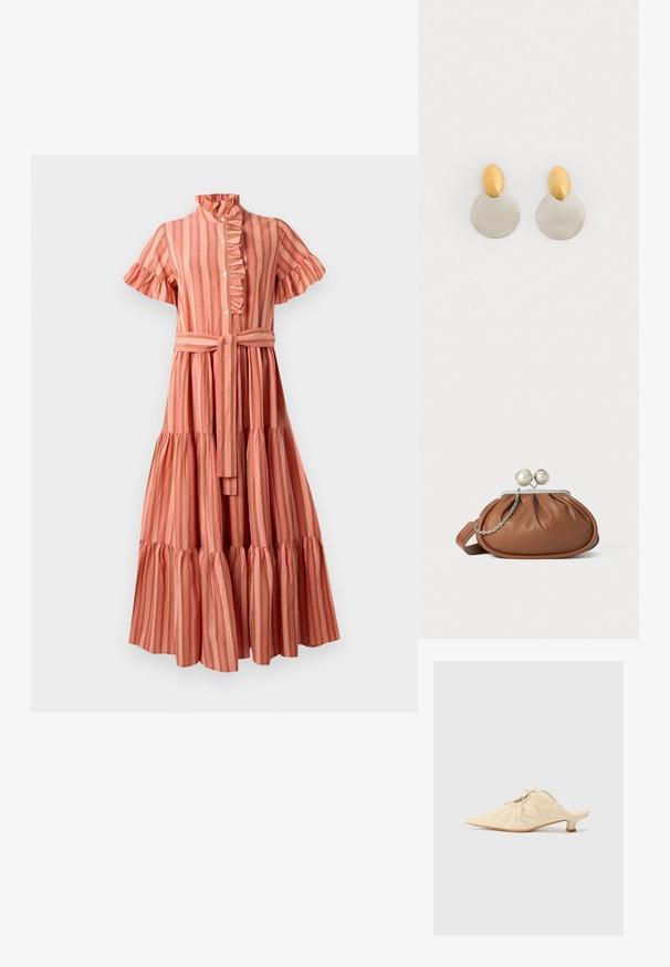 Stribet midi kjole i pink og beige, med en flæsekantet krave, korte ærmer, knaplukning foran og en bælte i taljen med en lagdelt nederdel.; Cremefarvet læder slip-on sko med spids tå, rynket detaljering foran og en kort, blokhæl.; Brun læder clutch-pung med sølv kugleklap og en lille sølv kædedetalje på en hvid baggrund.; Guld- og sølvmetalløreringe med en rund skivebund og et ovalt topstykke, glat tekstur og poleret finish.