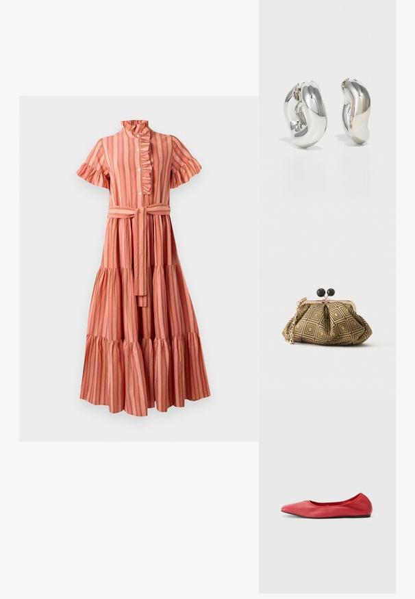 Robe midi rayée en rose et beige, avec un col à volants, des manches courtes, un devant boutonné et une taille ceinturée avec une jupe à volants.; Filippa K REY FLATS - Ballerines - bright red; Petite pochette avec motif géométrique doré et noir, cadre en métal doré, fermeture à boule noire et une courte chaîne dorée.; Boucles d'oreilles sculpturales en argent avec des formes douces et courbes et des surfaces réfléchissantes. Présentent un design de boucle fermée et une forme organique distincte.