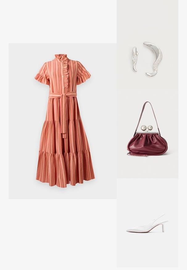 Gestreepte midi-jurk in roze en beige, met een gerimpelde kraag, korte mouwen, knoopsluiting aan de voorkant en een ceintuur met een gelaagde rok.; Witte leren slingback damesschoen met spitse neus, lage kittenhak en een kleine decoratieve strik bovenop, zijaanzicht.; Kleine bordeaux leren handtas met geplooide details, een dunne band en een zilveren sluiting met twee grote ronde knoppen.; Twee gebogen zilveren oorbellen, de één groter dan de ander, beide versierd met kleine fonkelende kristallen langs één rand.