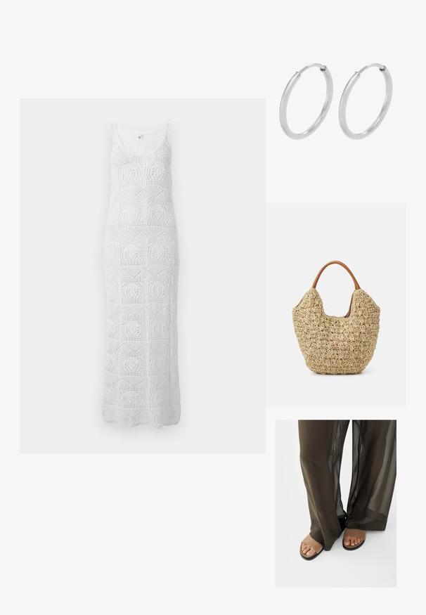 Witte mouwloze gehaakte maxi-jurk met ronde halslijn en geometrische kanten patronen over de hele jurk.; Voeten in lichtbruine suède sandalen met open teen, gedeeltelijk bedekt door doorschijnende donkerbruine wijde broekspijpen, op een witte achtergrond.; Geweven rieten tas met een natuurlijke textuur en een zachte, organische vorm, met bruine leren handvatten voor eenvoudig dragen.; Zilveren hoepeloorbellen, cirkelvormig, met een gladde glanzende textuur en een constante breedte. Minimalistisch ontwerp zonder extra accenten.