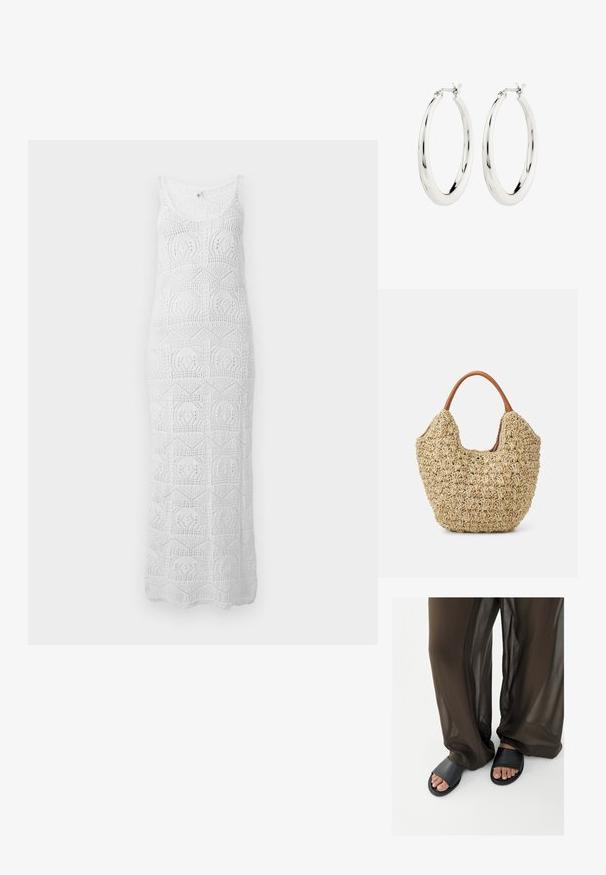 Witte mouwloze gehaakte maxi-jurk met ronde halslijn en geometrische kanten patronen over de hele jurk.; Voeten in zwarte slidesandalen gecombineerd met losse, doorschijnende bruine broek tegen een effen witte achtergrond.; Geweven rieten tas met een natuurlijke textuur en een zachte, organische vorm, met bruine leren handvatten voor eenvoudig dragen.; Zilveren oorbellen in de vorm van een gladde, glanzende ring. Circulaire vorm, voorzien van een veilige sluiting. Eenvoudig en elegant ontwerp.