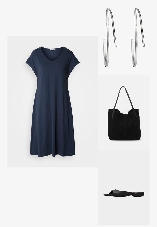 Navyblaues, kurzärmeliges Kleid mit V-Ausschnitt und lockerer Passform. Hergestellt aus weichem Material, zeichnet es sich durch eine fließende Silhouette und minimale Akzente aus.; Schwarze offene Slide-Sandale mit offenem Zehenbereich, strukturierter Sohle und minimalistischem Design, seitlich auf einem schlichten hellgrauen Hintergrund betrachtet.; Schwarze Wildleder-Umhängetasche mit zwei langen, flachen Ledergriffen. Sie verfügt über eine gewölbte obere Kante und sichtbare Nähte auf der Vorderseite. Keine Hardware-Details.; Ein Paar dünne, silberne, offene Creolenohrringe mit flacher, glatter Oberfläche und Hakenverschluss vor einem weißen Hintergrund.