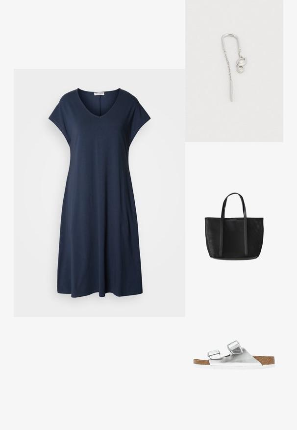 Navyblaues, kurzärmeliges Kleid mit V-Ausschnitt und lockerer Passform. Hergestellt aus weichem Material, zeichnet es sich durch eine fließende Silhouette und minimale Akzente aus.; Silberne metallische Sandale mit zwei verstellbaren Riemen, Korkfußbett und weißer Sohle. Glatte Oberfläche mit glänzendem Finish.; Schwarze Netz-Shopper-Tasche mit glatten Ledergriffen. Geräumige rechteckige Form mit perforierter Textur und minimalistischem Design.; Silberohring mit geschwungenem Design, einer Kettentropfen-Form und einem glatten, abgerundeten Akzent. Die Oberfläche wirkt poliert und reflektierend.