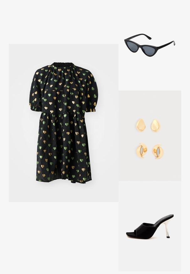 Schwarzes Kleid mit kurzen Puffärmelchen, aus einem strukturierten Stoff, der mit kleinen grünen und goldenen Herzmustern bedeckt ist. Elastischer Ausschnitt, schwingender Rock.; Schwarzer Mule mit offenem Zehenbereich, glänzendem silbernem Stiletto-Absatz und tiefem Ausschnitt auf weißem Hintergrund.; Schwarze Cat-Eye-Sonnenbrille mit dunkelgrauen Gläsern, schlankem Kunststoffrahmen, spitzen Ecken und geraden Bügeln. Keine sichtbaren Befestigungen oder Akzente.; Zwei Paare glänzender goldener Ohrstecker, eines tropfenförmig und eines halbmondförmig, auf hellem Hintergrund dargestellt.