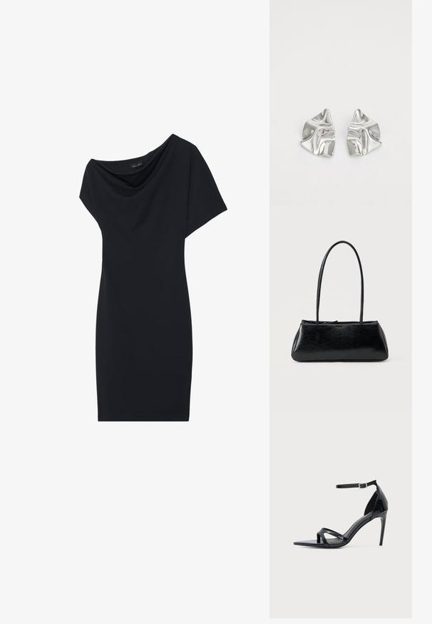 Robe noire avec un col drapé, des manches courtes et une silhouette ajustée. Fabriquée en tissu lisse, avec un design minimaliste.; Sandale à talon haut en cuir verni noir avec fine bride à la cheville, bout ouvert et design minimaliste sur fond clair uni.; Sac à épaule rectangulaire noir avec de longues bretelles fines et une texture lisse et brillante sur un fond uni.; Boucles d'oreilles en métal argenté avec un design ondulé et sculptural, présentant une finition polie et des formes irrégulières, mettant en valeur une esthétique contemporaine.