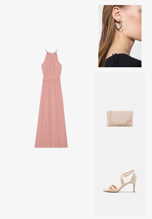 Robe rose pâle avec un col halter, un buste plissé et une taille élastique. Le tissu est lisse avec une jupe fluide et des détails de bordure froncés.; Sandale à talons hauts en suède beige avec un bout ouvert, design de sangle croisée et bride de cheville avec une boucle dorée.; Pochette en suède beige avec une bandoulière en chaîne dorée et un accent en métal rectangulaire. Elle possède un rabat repliable avec des bords angulaires et des détails de couture.; Boucle d'oreille en argent avec une finition polie, présentant de petits détails en or et de forme ronde, portée sur le lobe.