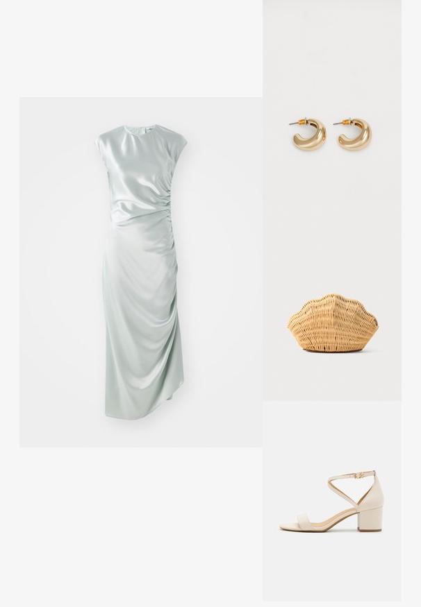 Satin midi-jurk in lichtgroen, met kapmouwen, een ronde halslijn, zijdelingse plooidetails en een aansluitende silhouet.; Beige blokhak sandalen met een minimalistisch ontwerp, open neus en verstelbare enkelriem met een gouden gesp detail. Zachte textuur.; Geweven rotan handtas in de vorm van een sint-jakobsschelp met natuurlijke lichtbruine kleur en afgeronde, gestructureerde randen.; Twee glanzende gouden hoepel oorbellen in een gebogen ontwerp, met oranje accenten bij de oorpost, tegen een eenvoudige witte achtergrond.